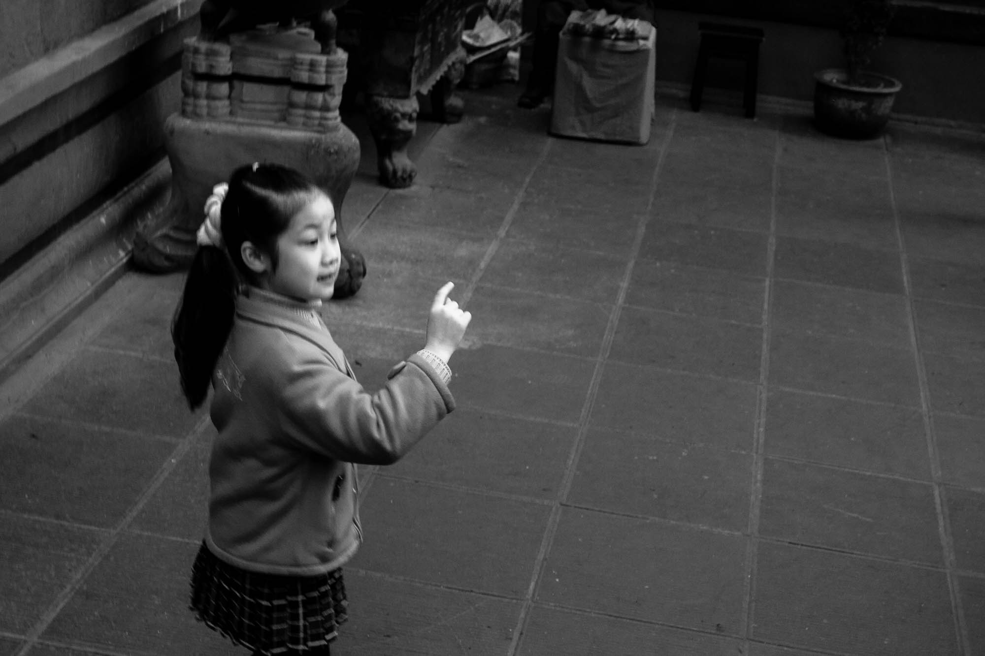 Sichuan 2006 pointed finger