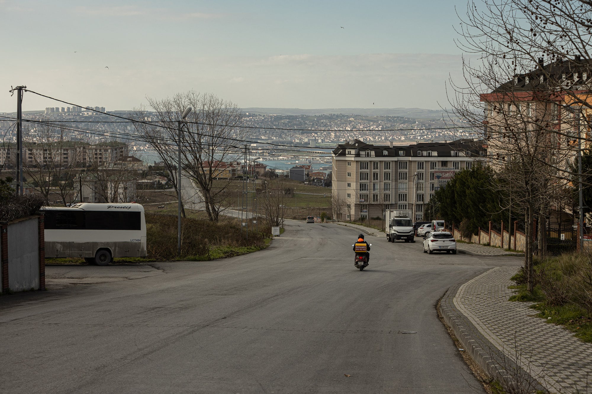 quiet road to walk from Avcilar to Büyükcekmece