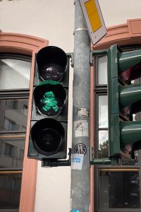 traffic light with a green Mainzelmännchen
